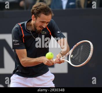 Roma, Italia. 21st maggio, 2023. Daniil Medvedev torna in finale tra Daniil Medvedev di Russia e Holger Rune di Danimarca al torneo di tennis maschile ATP Rome Open di Roma, 21 maggio 2023. Credit: Str/Xinhua/Alamy Live News Foto Stock