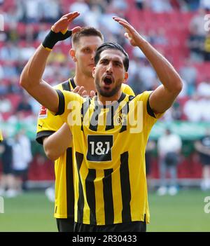 Augusta, Germania. 21st maggio, 2023. Emre Can (davanti) di Dortmund festeggia la vittoria dopo la prima divisione tedesca della partita di calcio della Bundesliga tra il FC Augsburg e la Borussia Dortmund ad Augsburg, in Germania, il 21 maggio 2023. Credit: Philippe Ruiz/Xinhua/Alamy Live News Foto Stock