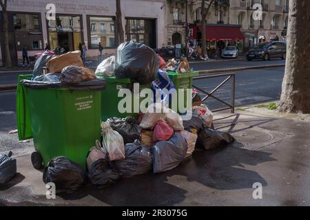 Traboccanti pattumiere per la strada di Parigi, Francia, durante lo sciopero della riforma pensionistica. Marzo 24, 2023. Foto Stock