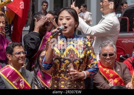 New York, Stati Uniti. 21st maggio, 2023. NEW YORK, NEW YORK - MAGGIO 21: Zao Zao ospita la seconda Parata annuale dei Beni culturali delle Isole Asiatiche Americane e del Pacifico (AAPI) sulla Sesta Avenue il 21 Maggio 2023 a New York City. Credit: Ron Adar/Alamy Live News Foto Stock