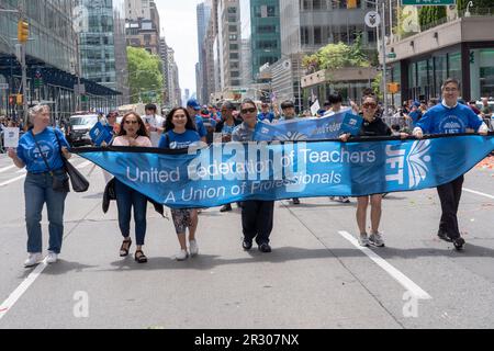 New York, Stati Uniti. 21st maggio, 2023. NEW YORK, NEW YORK - MAGGIO 21: I membri della United Federation of Teachers (UFT) marciano alla seconda Parata annuale del Patrimonio Culturale Asiatico Americano e Pacifico (AAPI) di New York il 21 Maggio 2023 a New York City. Credit: Ron Adar/Alamy Live News Foto Stock