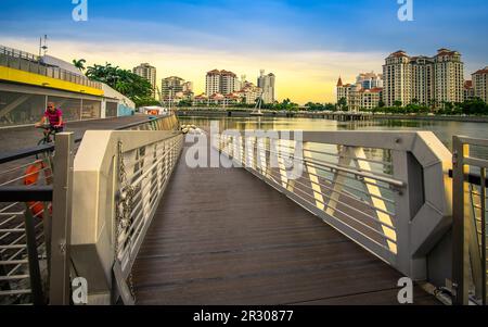 Dragon Boats parco accanto al Water Sports Centre presso il Singapore Sports Hub. E' un quartiere sportivo e ricreativo a Kallang, Singapore. Foto Stock