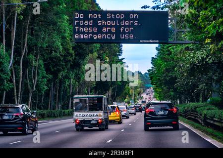 La Bukit Timah Expressway è un'autostrada a Singapore che parte dalla Pan Island Expressway a Bukit Timah e viaggia verso nord fino al Woodlands Checkpoint. Foto Stock