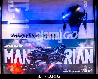 Splendido passaggio sotterraneo che collega la MRT del Municipio al Funan Mall di Singapore. Foto Stock