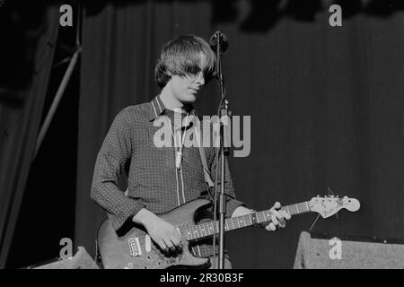 Reading, UK, 26 agosto 1994: Il cantante e chitarrista Stephen Malkmus suona con la band indie-rock Pavement, che ha co-fondato a Stockton, California nel 1989, sul palco principale del Reading Festival venerdì 26 agosto 1994. Fondato come National Jazz Festival nel 1961, il festival si è trasferito nella sua casa permanente presso la Little John's Farm di Reading nel 1971 e si tiene nel fine settimana delle festività di agosto del Regno Unito. Foto Stock