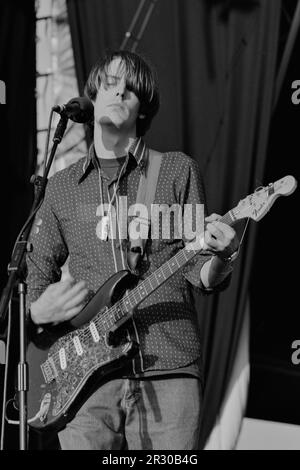 Reading, UK, 26 agosto 1994: Il cantante e chitarrista Stephen Malkmus suona con la band indie-rock Pavement, che ha co-fondato a Stockton, California nel 1989, sul palco principale del Reading Festival venerdì 26 agosto 1994. Fondato come National Jazz Festival nel 1961, il festival si è trasferito nella sua casa permanente presso la Little John's Farm di Reading nel 1971 e si tiene nel fine settimana delle festività di agosto del Regno Unito. Foto Stock