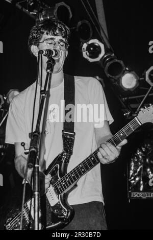 Reading, UK, 26 agosto 1994: Il chitarrista e cantante Lou Barlow di Sebadoh suona sul Melody Maker Stage al Reading Festival venerdì 26 agosto 1994. Fondato come National Jazz Festival nel 1961, il festival si è trasferito nella sua casa permanente presso la Little John's Farm di Reading nel 1971 e si tiene nel fine settimana delle festività di agosto del Regno Unito. Foto Stock