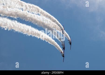 L'Aeroshell Aerobatic Team si esibisce durante il 10° Chennault Airshow, sabato 20 maggio 2023, a Lake Charles, Louisiana. (Kirk Meche/immagine dello sport) Foto Stock