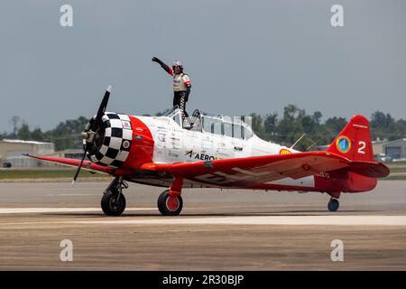 L'Aeroshell Aerobatic Team si esibisce durante il 10° Chennault Airshow, sabato 20 maggio 2023, a Lake Charles, Louisiana. (Kirk Meche/immagine dello sport) Foto Stock