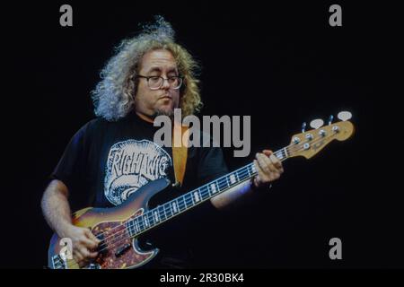 Reading, UK, 26 agosto 1994: Il bassista Eric Drew Feldman, che ha lavorato con Captain Beefheart e Pere Ubu, tra molti altri, si esibisce con Frank Black sul palco principale del Reading Festival venerdì 26 agosto 1994. Fondato come National Jazz Festival nel 1961, il festival si è trasferito nella sua casa permanente presso la Little John's Farm di Reading nel 1971 e si tiene nel fine settimana delle festività di agosto del Regno Unito. Foto Stock
