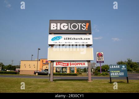 Bloomsburg, Stati Uniti. 21st maggio, 2023. Un cartello con il logo Big Lots è visto fuori dal negozio di Bloomsburg. Credit: SOPA Images Limited/Alamy Live News Foto Stock