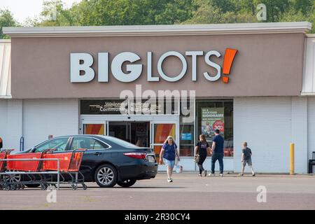 Bloomsburg, Stati Uniti. 21st maggio, 2023. Gli amanti dello shopping sono visti fuori da un negozio Big Lots a Bloomsburg. Credit: SOPA Images Limited/Alamy Live News Foto Stock