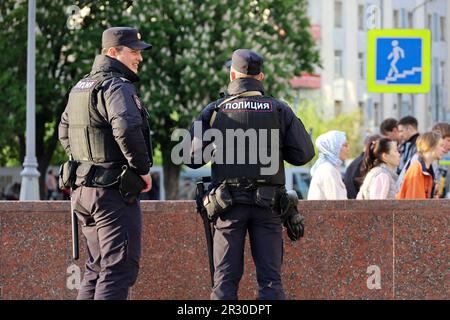 Gli agenti di polizia russi pattugliano una strada cittadina a Mosca Foto Stock