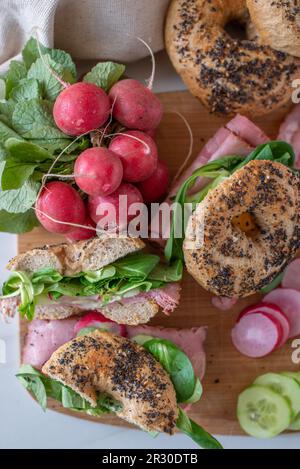 torta di rabarbaro al cioccolato fatta in casa su un tavolo Foto Stock