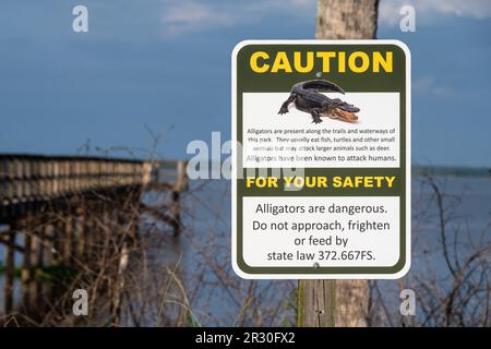 Cartello segnaletico per alligatori vicino al lungomare di osservazione dell'Ecopassage presso il Paynes Prairie Preserve state Park di Micanopy, Florida, vicino a Gainesville. (USA) Foto Stock