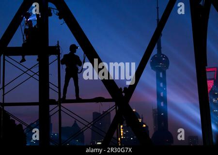 Riparatori che lavorano di notte Foto Stock