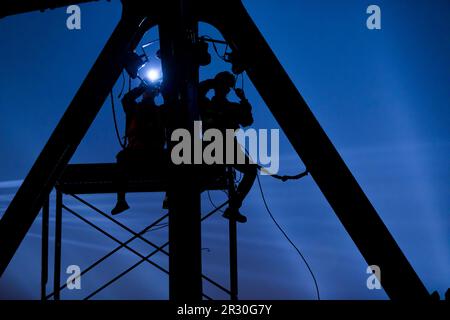 Riparatori che lavorano di notte Foto Stock