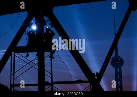 Riparatori che lavorano di notte Foto Stock