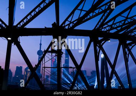 Riparatori che lavorano di notte Foto Stock