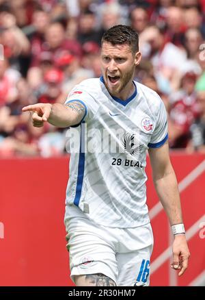 Norimberga, Germania. 21st maggio, 2023. Calcio: 2. Bundesliga, 1. FC Nürnberg - Hansa Rostock, 33. giornata di incontro al Max-Morlock-Stadion. Ryan Malone di Hansa Rostock reagisce. Credit: Daniel Karmann/dpa - NOTA IMPORTANTE: In conformità ai requisiti della DFL Deutsche Fußball Liga e del DFB Deutscher Fußball-Bund, è vietato utilizzare o utilizzare fotografie scattate nello stadio e/o della partita sotto forma di sequenze di immagini e/o serie di foto simili a video./dpa/Alamy Live News Foto Stock