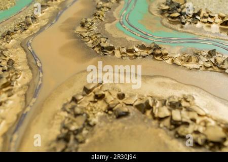 Resina arte sfondo astratto epossidico con colori dorati e vetro. Foto Stock