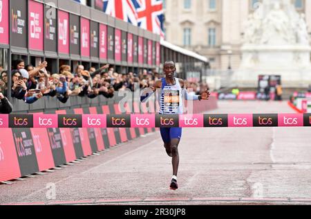 Kelvin Kiptum (KEN) vince la 43a Maratona di Londra in 2:01:25, domenica 23 aprile 2023, a Londra, Regno Unito. (Jiro Mochizuki/immagine dello sport) Foto Stock