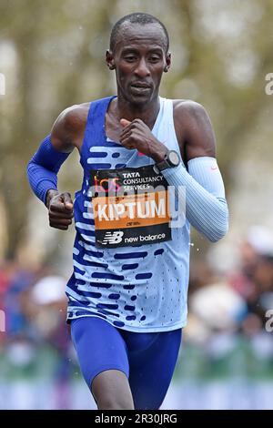 Kelvin Kiptum (KEN) vince la 43a Maratona di Londra in 2:01:25, domenica 23 aprile 2023, a Londra, Regno Unito. (Jiro Mochizuki/immagine dello sport) Foto Stock