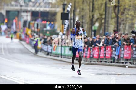 Kelvin Kiptum (KEN) vince la 43a Maratona di Londra in 2:01:25, domenica 23 aprile 2023, a Londra, Regno Unito. (Jiro Mochizuki/immagine dello sport) Foto Stock