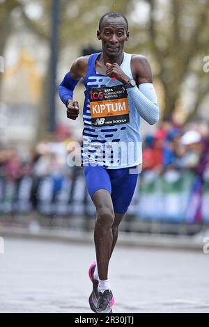 Kelvin Kiptum (KEN) vince la 43a Maratona di Londra in 2:01:25, domenica 23 aprile 2023, a Londra, Regno Unito. (Jiro Mochizuki/immagine dello sport) Foto Stock