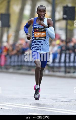 Kelvin Kiptum (KEN) vince la 43a Maratona di Londra in 2:01:25, domenica 23 aprile 2023, a Londra, Regno Unito. (Jiro Mochizuki/immagine dello sport) Foto Stock