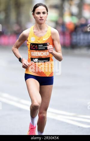 Sofia Yaremchuk (ITA) si piazza nona nella gara femminile alle 2:24:02 durante la 43a Maratona di Londra, domenica 23 aprile 2023, a Londra, Regno Unito. (Jiro Mochizuki/immagine dello sport) Foto Stock