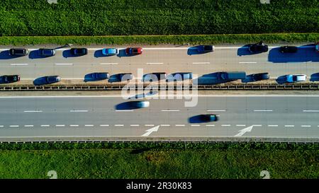 Ingorgo stradale sull'autostrada A4 in Polonia a causa di un incidente. Auto e camion arrestati in autostrada, vista aerea Foto Stock