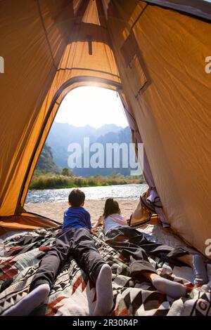 Bambini cinesi carini che guardano fuori dalla tenda Foto Stock