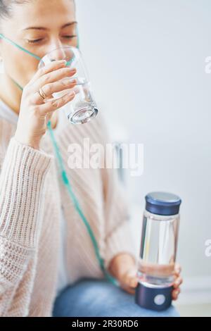 Immagine di una donna che ha acqua idrogeno in mano Foto Stock