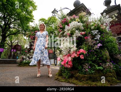 Lucy Vail, il più giovane designer del Chelsea Flower Show, svela la sua creazione per l'ingresso principale dello spettacolo durante il giorno della stampa del Chelsea Flower Show, al Royal Hospital Chelsea, Londra. Data immagine: Lunedì 22 maggio 2023. Foto Stock