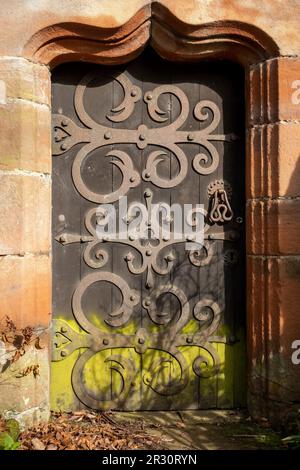 Elaborato si snoderà su una porta del 17th ° secolo alla Cappella di San Wilfred, Brougham Hall, Penrith, Cumbria, Regno Unito Foto Stock