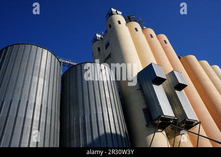 Acciaio e cemento Sili di grano da terra contro cielo blu Foto Stock