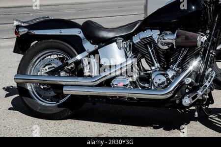 Minsk, Bielorussia, 2023 maggio - Harley Davidson marchio americano Motorcycles cranio emblema in primo piano motore dettaglio sfondo Foto Stock