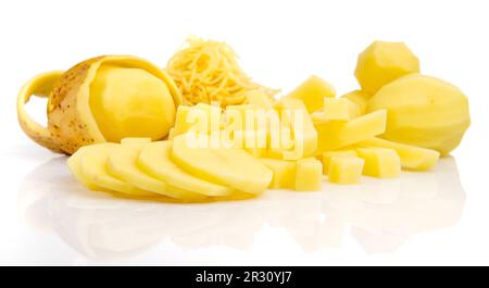 Patata sbucciata in tagli diversi isolato su sfondo bianco - Patate da taglio Foto Stock