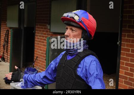 Epsom, Surrey, Regno Unito. 22nd maggio, 2023. John & Thady GosdenÕs cavalli a causa di correre al Betfred Derby e Betfred Oaks, hanno un lavoro di mattina presto fuori sul famoso corso, due settimane prima del Betfred Festival : Frankie Dettori si prepara prima dell'esercizio Credit: Motofoto/Alamy Live News Foto Stock