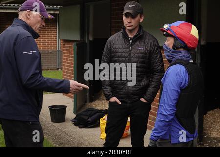 Epsom, Surrey, Regno Unito. 22nd maggio, 2023. John & Thady GosdenÕs cavalli a causa di correre al Betfred Derby e Betfred Oaks, hanno un lavoro di mattina presto sul famoso corso, due settimane prima del Betfred Festival : qui John Golden, Frankie Dettori talk tattics Credit: Motofoto/Alamy Live News Foto Stock