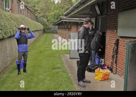 Epsom, Surrey, Regno Unito. 22nd maggio, 2023. John & Thady GosdenÕs cavalli a causa di correre al Betfred Derby e Betfred Oaks, hanno un lavoro di mattina presto fuori sul famoso corso, due settimane prima del Betfred Festival : Frankie Dettori si prepara prima dell'esercizio Credit: Motofoto/Alamy Live News Foto Stock