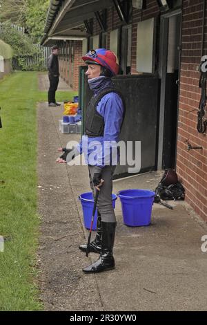 Epsom, Surrey, Regno Unito. 22nd maggio, 2023. John & Thady GosdenÕs cavalli a causa di correre al Betfred Derby e Betfred Oaks, hanno un lavoro di mattina presto fuori sul famoso corso, due settimane prima del Betfred Festival : Frankie Dettori si prepara prima dell'esercizio Credit: Motofoto/Alamy Live News Foto Stock