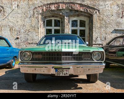 Stade, Germania – 13 maggio 2023: Una Dodge Dart Muscle car dal 1974 a Spring Fling, un incontro annuale dei proprietari di auto Vintage Chrysler Motor Company. Foto Stock