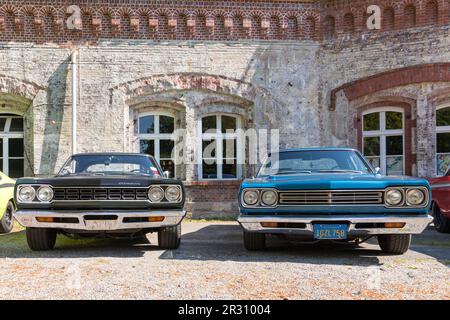 Stade, Germania – 13 maggio 2023: Due Plymouth Roadrunner Muscle car dal 1968 e 1969 a Spring Fling, un incontro annuale di Vintage Chrysler Motor Co Foto Stock