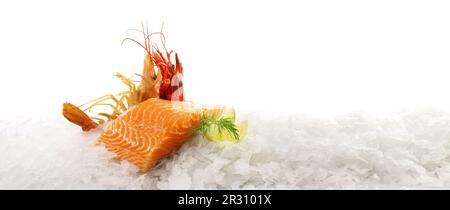 Filetto di salmone crudo con gamberi Tiger, Gamba Carabinero e gamberi su ghiaccio isolato su sfondo bianco Foto Stock