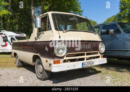 Stade, Germania – 13 maggio 2023: A Dodge A 100 pick-up camion dalla metà degli anni '1960s a Spring Fling, un incontro annuale di Vintage Chrysler Motor Company car Foto Stock