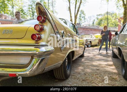 Stade, Germania – 13 maggio 2023: Angolo basso vista angolo posteriore destra di un Desoto Friflite Sportsman dal 1959 a Spring Fling, una riunione annuale di Vint Foto Stock