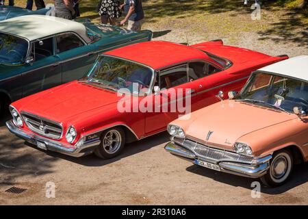 Stade, Germania – 13 maggio 2023: Vista ad angolo alto di una Chrysler 300 rossa dal 1962 a Spring Fling, un incontro annuale dei proprietari di auto Chrysler d'epoca Foto Stock