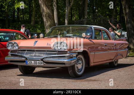 Stade, Germania – 13 maggio 2023: Albicocca Dodge Dart Seneca berlina a quattro porte dal 1960 a Spring Fling, riunione annuale della Vintage Chrysler Motor Co Foto Stock